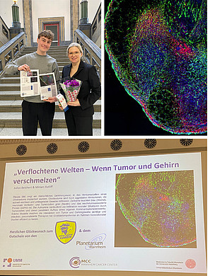 Zwei Personen stehen in einem Treppenhaus, eine hält eine Zeitung, die andere einen Blumenstrauß und eine Urkunde