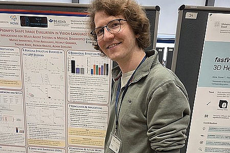 Doktorand vor seinem wissenschaftlichen Poster