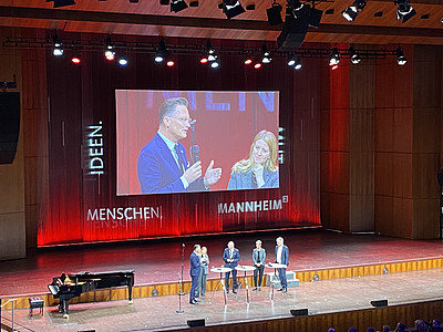 Diskussionrund auf der Bühne beim Neujahrsempfang der Stadt Mannheim