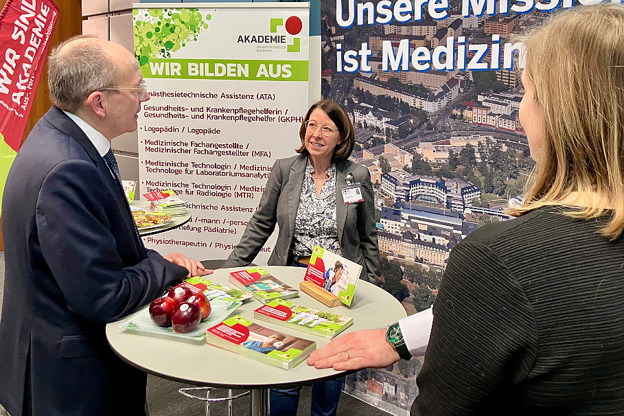 Mann und Frau unterhalten sich am Stand der UMM beim Neujahrsempfang der Stadt Mannheim.